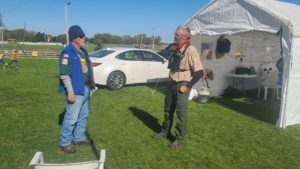 David (N9BSA) and Bill (KD9WEW) enjoy good conversation and great weather