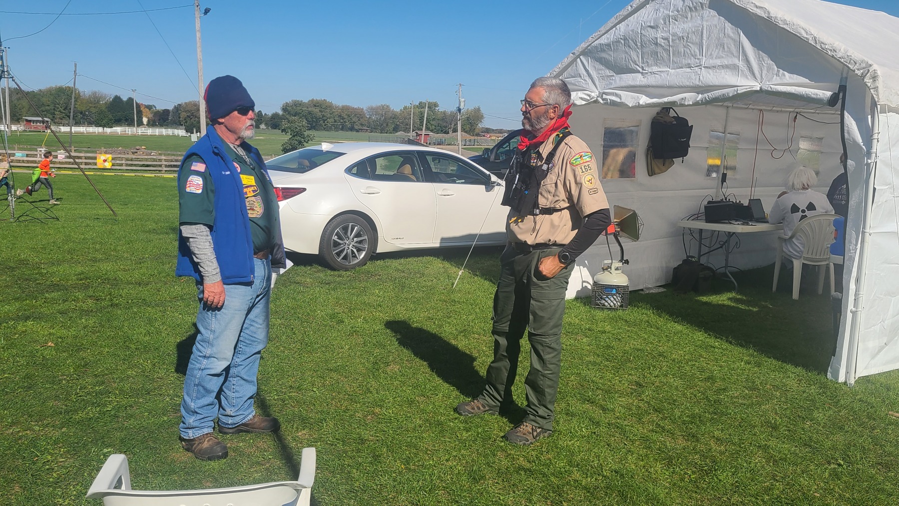 David (N9BSA) and Bill (KD9WEW) enjoy good conversation and great weather