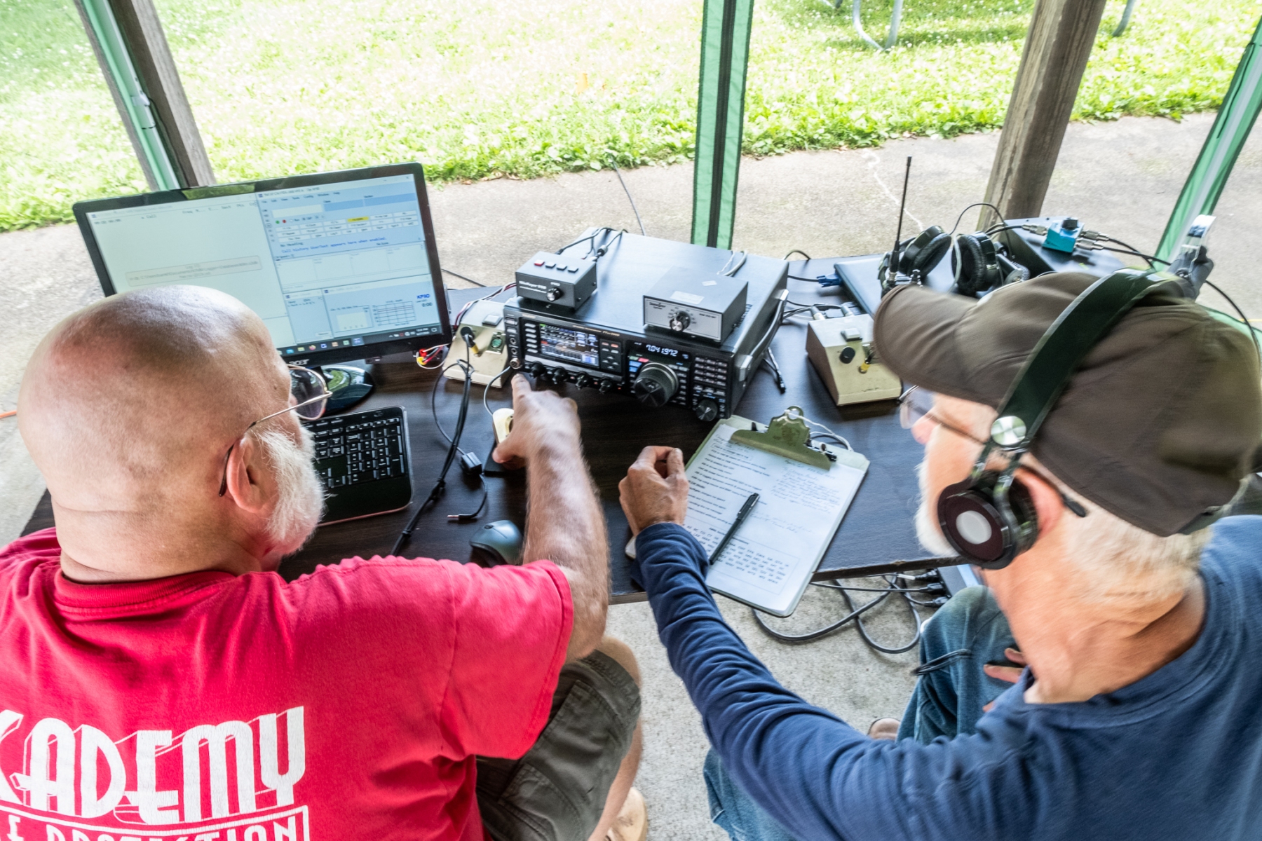 Joel W9NXM and Roger KF9D getting ready for action - Photo by Ken Farver