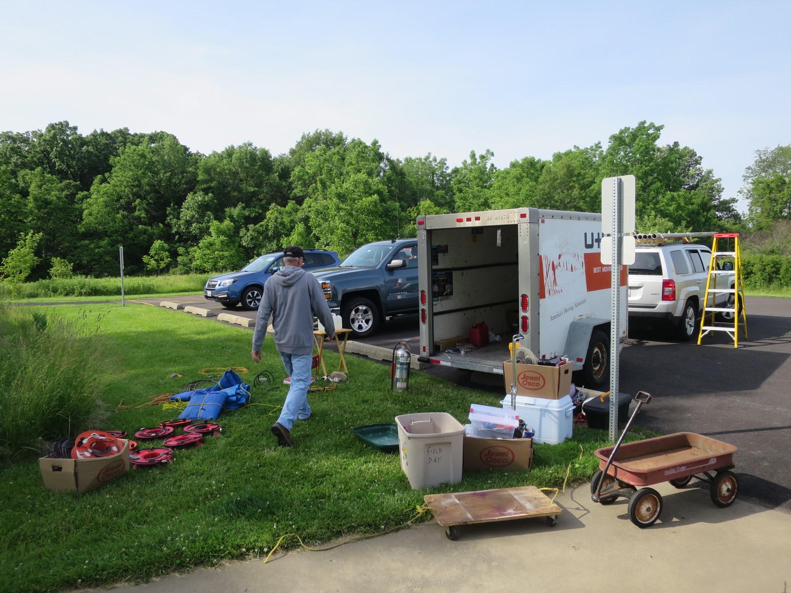 Roger KF9D unloading the rental trailer