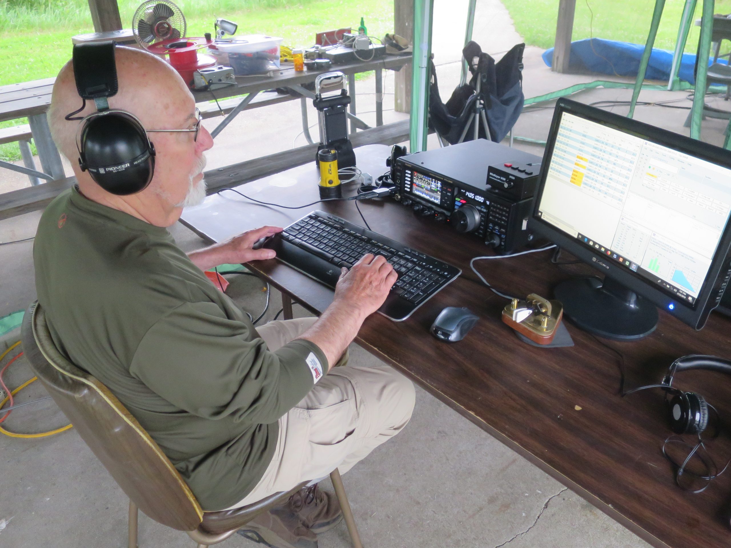 Harold-K9HB-at-the-CW-station