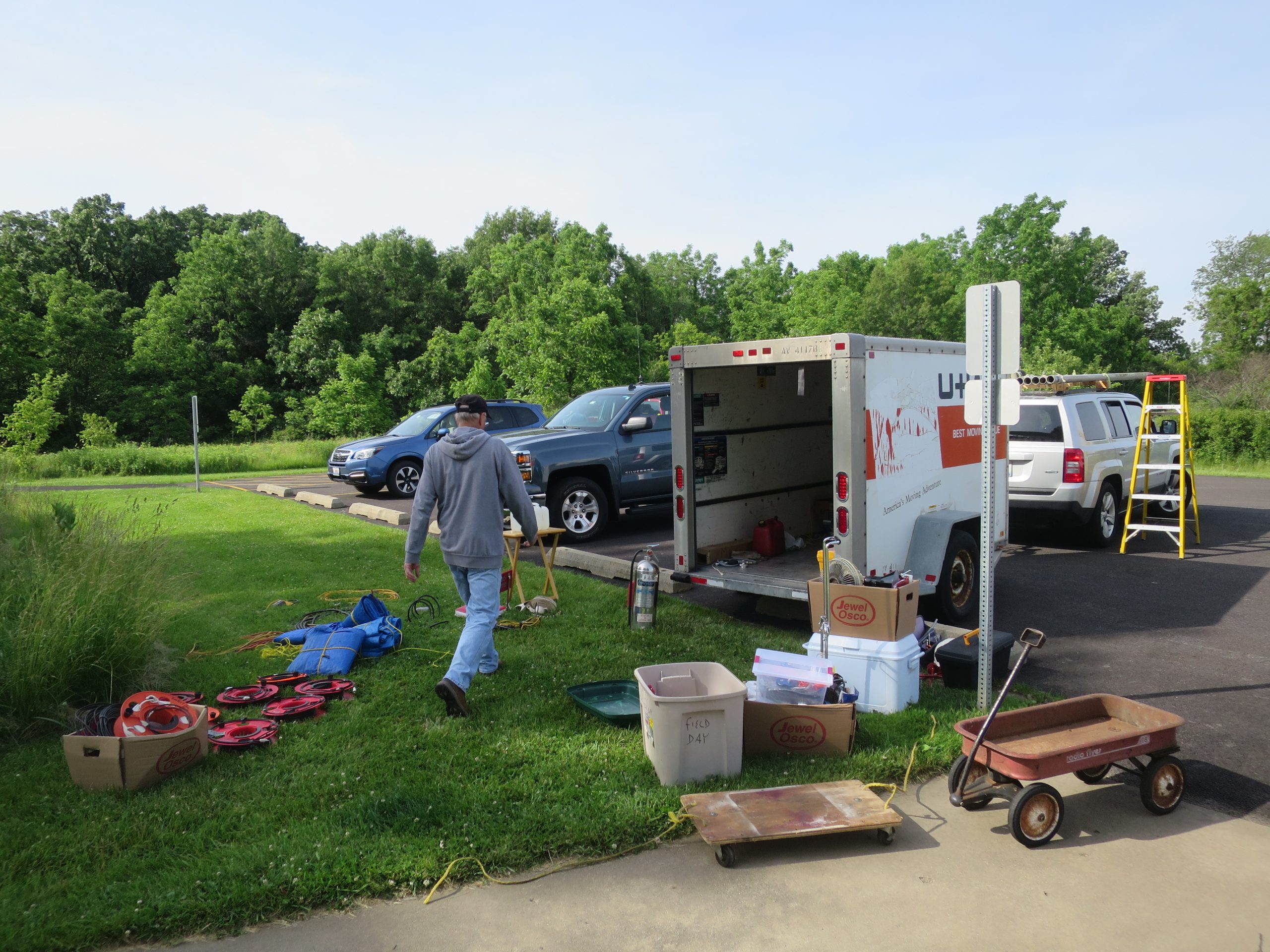 Roger-KF9D-unloading-the-rental-trailer